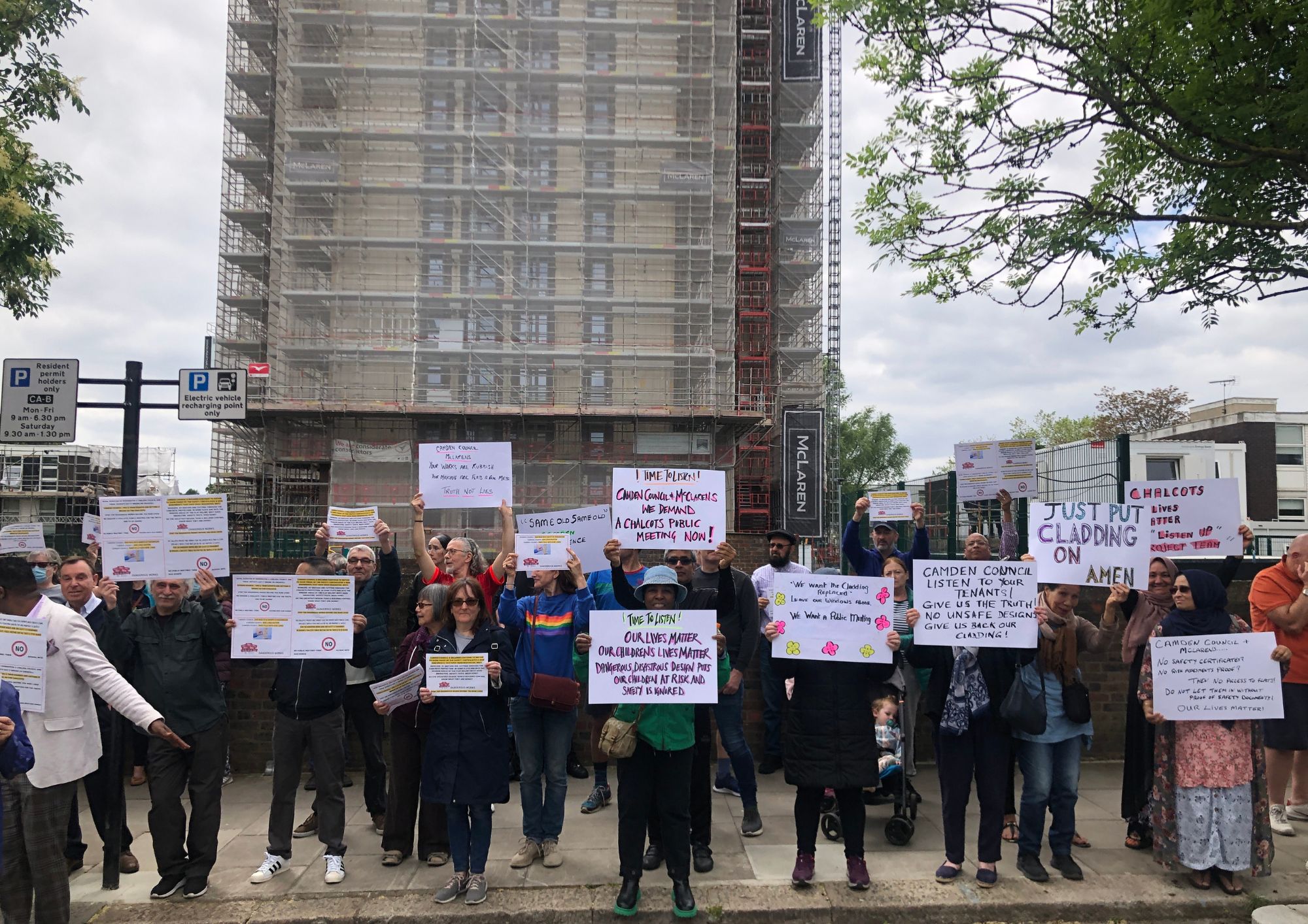 Angry Chalcots tenants in demo outside estate chalcots protest (1)