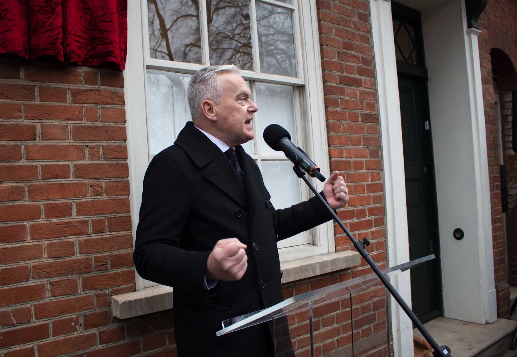 Huw Edwards unveils plaque to a ‘scandalously little-known radical’ huwedwards