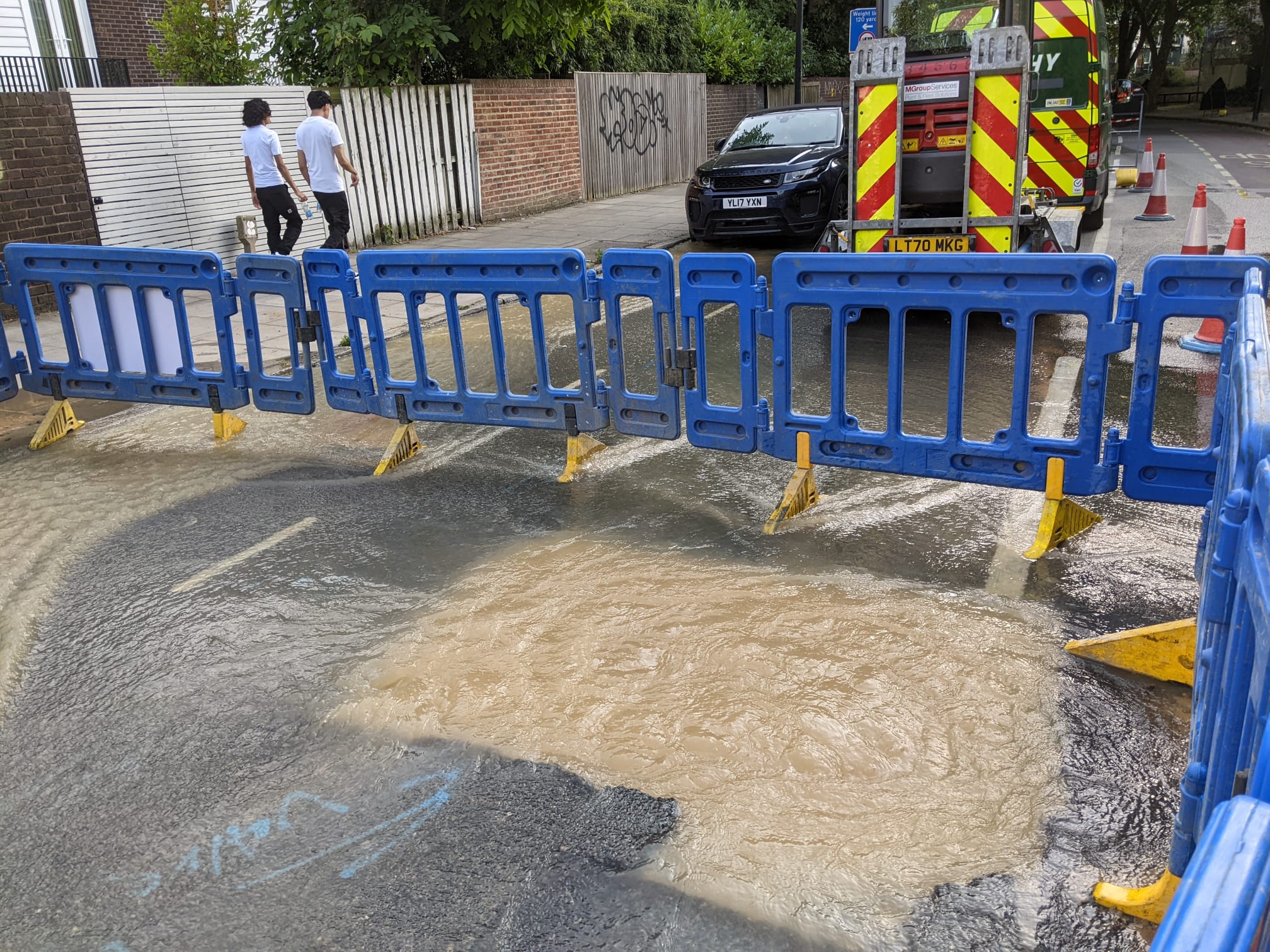 Mains leak triggers water crisis at the Chalcots PHOTO-2022-07-18-18-19-01